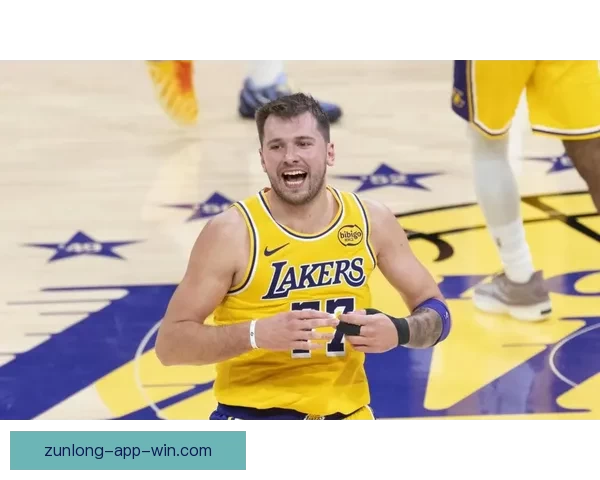 东契奇三节砍40分创湖人单赛季三分新纪录 里夫斯迎个人里程碑